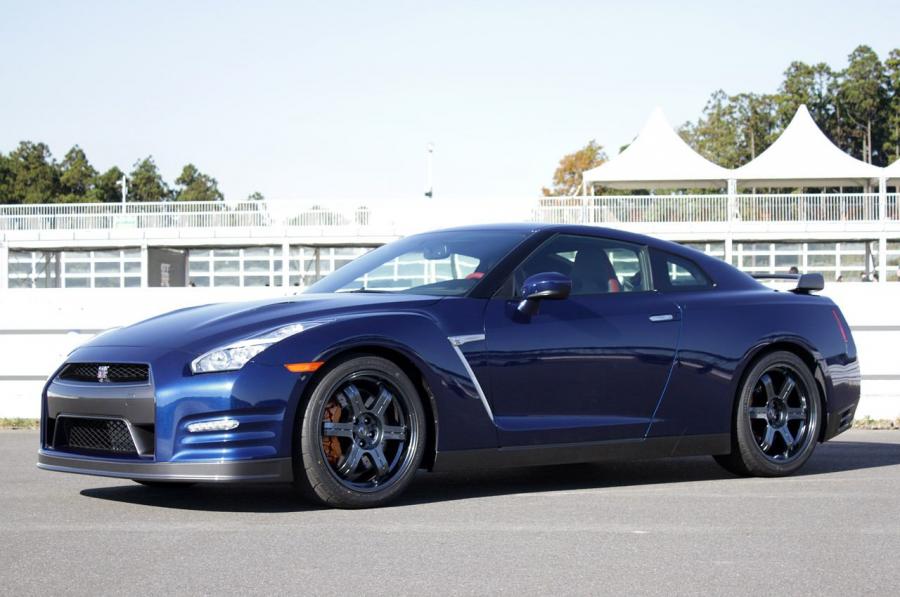  Nissan GT-R 2015 года  (фото 44 из 56)